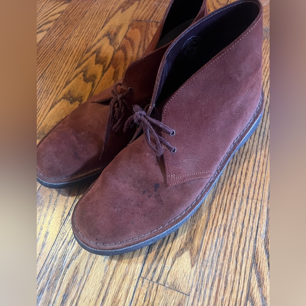 Suede desert boot. Brownish red.